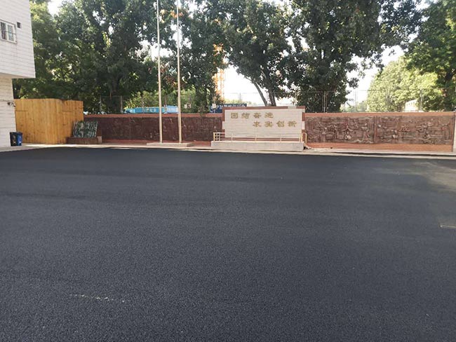 实美职业技术学校操场铺设